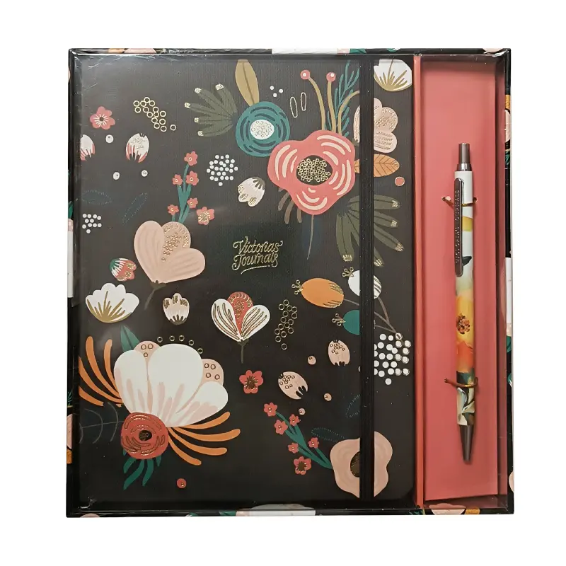 Victoria Journals 2158 Sert Kapak Lastikli Defter 100 Gr. A5 Ivory Çizgili 192 Sayfa + Metal Tükenmez Kalem